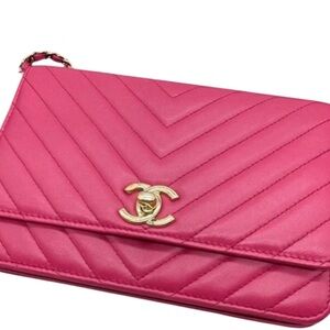 Authenticated Chanel Lambskin Trendy CC Chain Wallet on Fuchsia Pink Leather